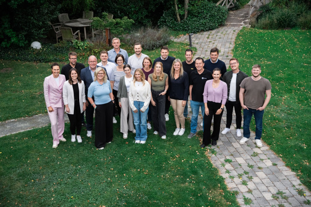 Teamfoto der Mitarbeiter von myconsult GmbH im Garten