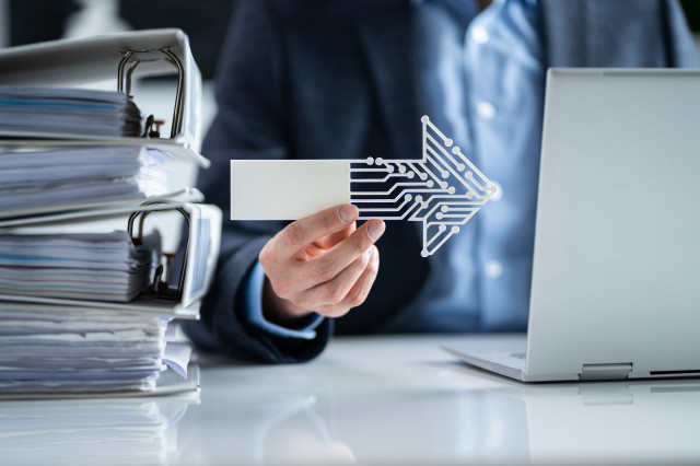 Dokumentenstapel und Datenpfeil