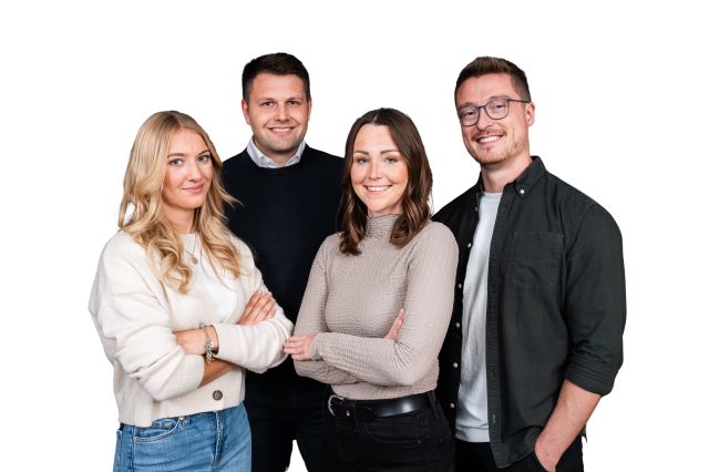 2 Frauen und 2 Männer blicken lachend nach vorne