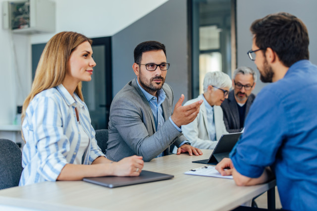 menschen diskutieren am Tisch in einem Büro