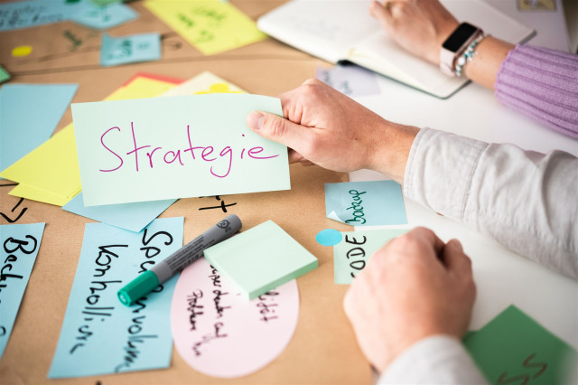 Workshoparbeiten mit Hilfe von Klebezetteln