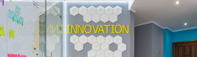 Eine bunte Wand mit dem Schriftzug Innovation